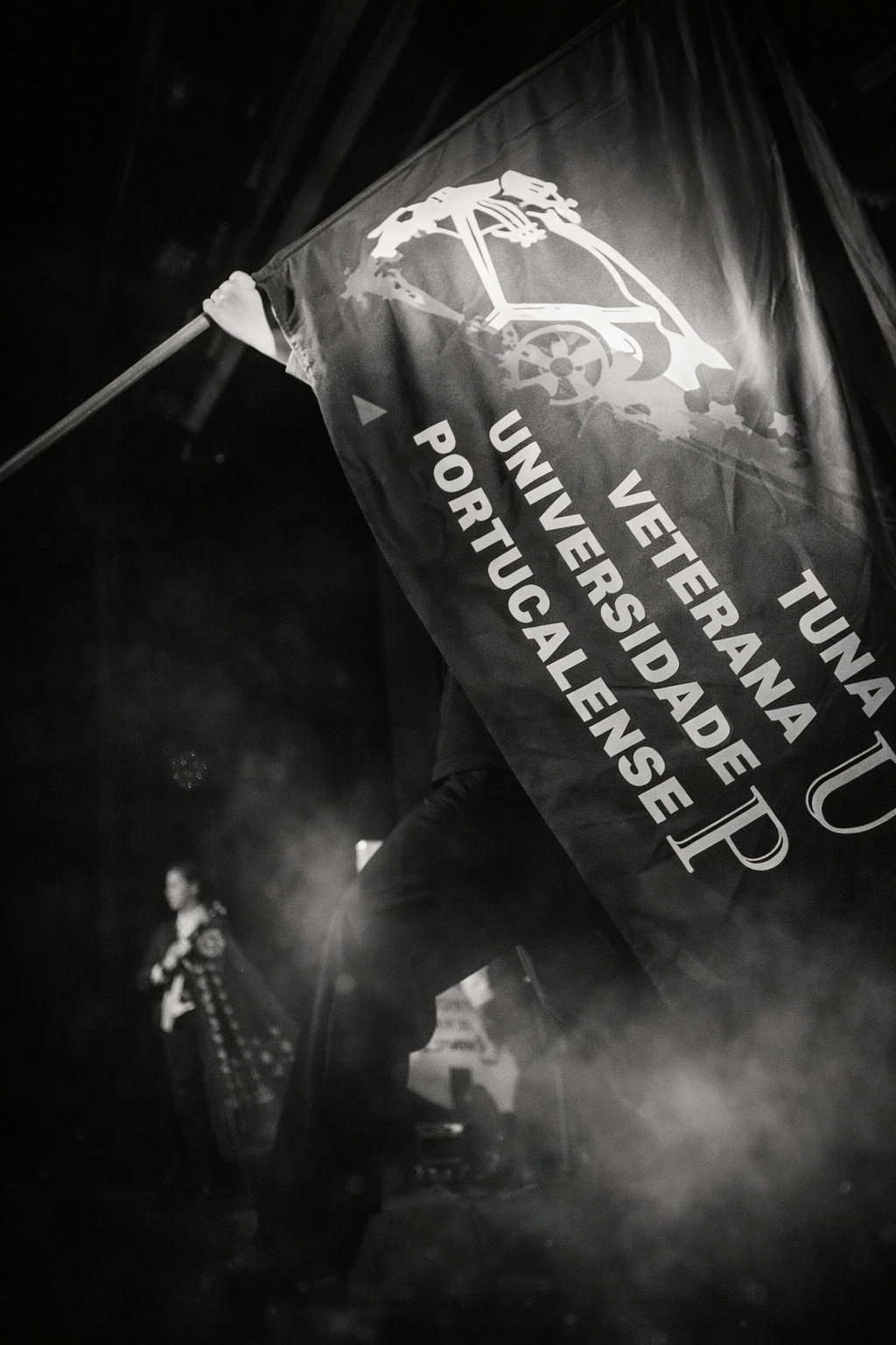 Estandarte da TVUP em palco, numa fotografia a preto e branco
